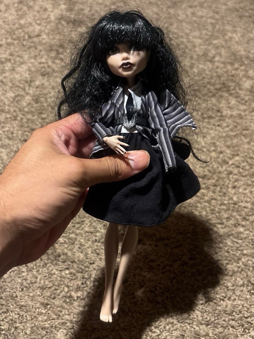 Monster High × Wednesday Addams
Collectible Doll miss hand missing hand